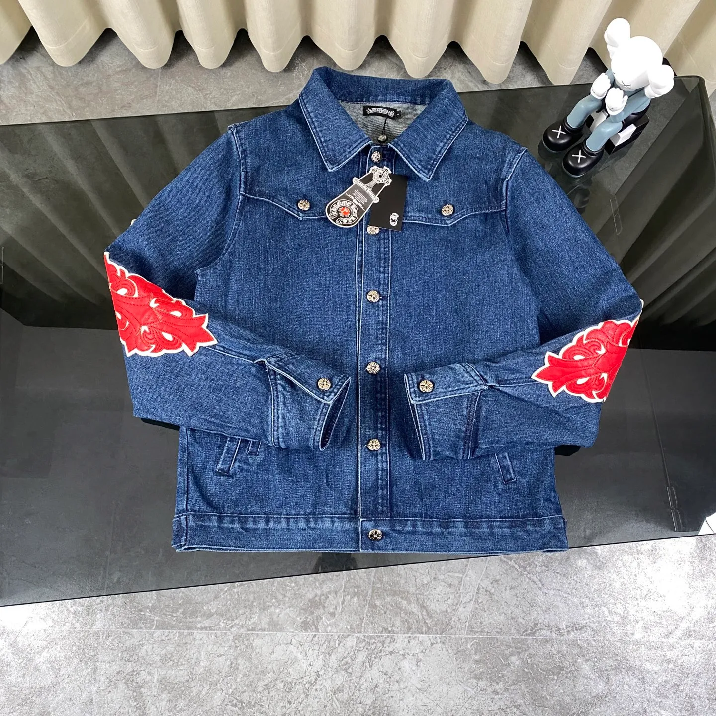 🅿️360 Chromehearts Chromehearts Flame Arms Red Flame Spliced ​​Leather Vine Denim Jacket, the same style as the star, multi-material leather cross, leather embroidery denim jacket, cabinet price N➕ level, patchwork cross flower embellishment, washed denim! !   Absolutely high-end luxury products, 2W-level god-level single products, super popular products, made by top heavy industry, a magic weapon that cannot be missed to hit the streets!  Color: washed blue Size: M-XL